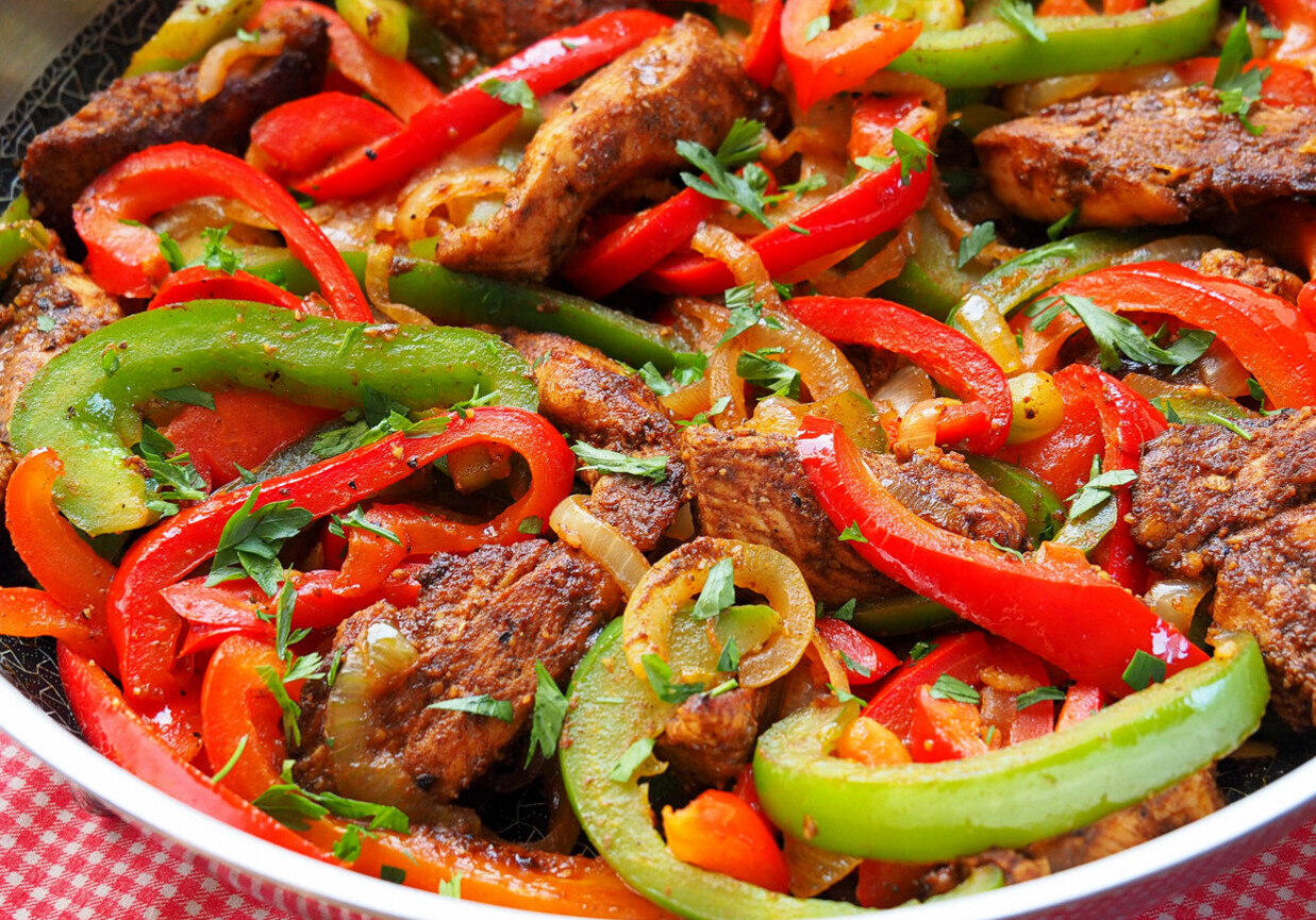 Fajitas z kurczakiem, kolorową papryką i cebulą DoradcaSmaku.pl