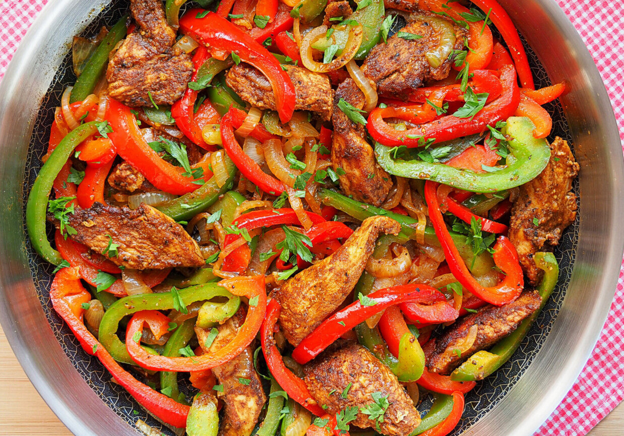 Fajitas z kurczakiem, kolorową papryką i cebulą foto