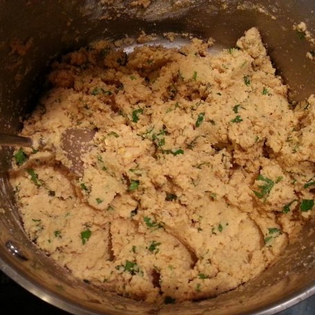 Krok 4 - Falafel z ciecierzycy z sałatką foto