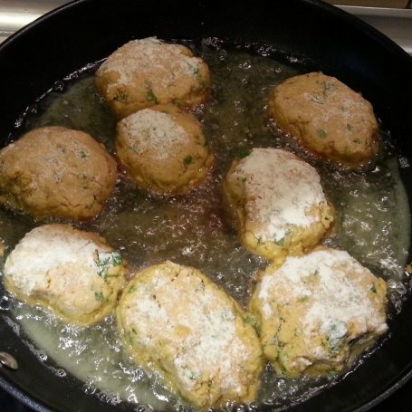 Krok 5 - Falafel z ciecierzycy z sałatką foto