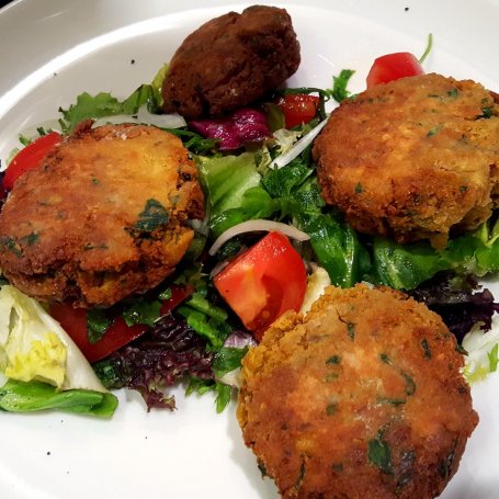 Krok 6 - Falafel z ciecierzycy z sałatką foto