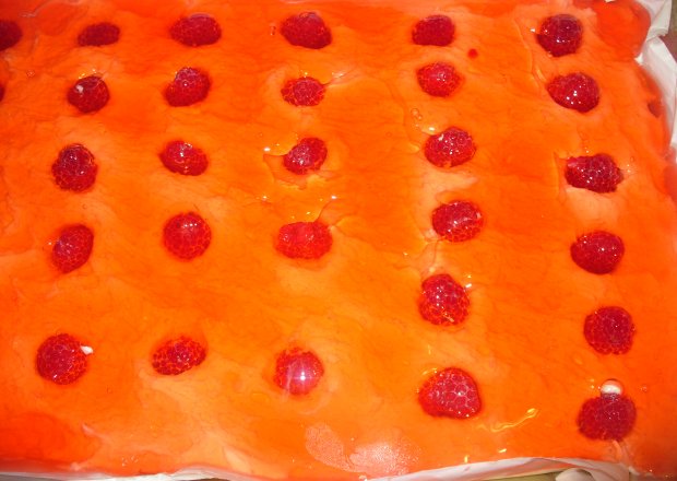 Fotografia przedstawiająca Fale dunaju z owocami i galaretką