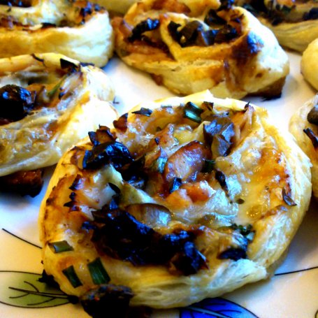Krok 5 - Fantastyczne mini-pizze ślimaki z ciasta francuskiego foto