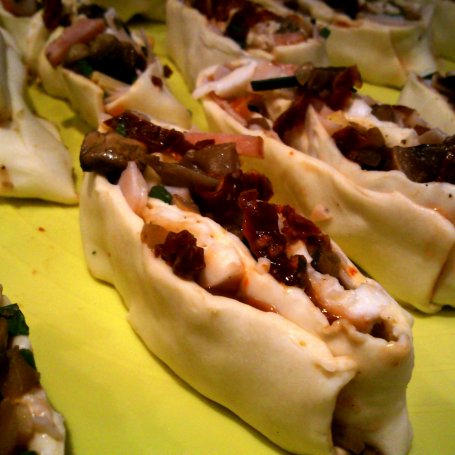 Krok 4 - Fantastyczne mini-pizze ślimaki z ciasta francuskiego foto