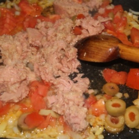 Krok 2 - Farfale z tuńczykiem w pomidorach foto