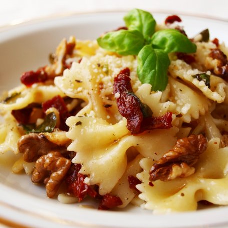 Krok 3 - Farfalle z suszonymi pomidorami i orzechami włoskimi foto