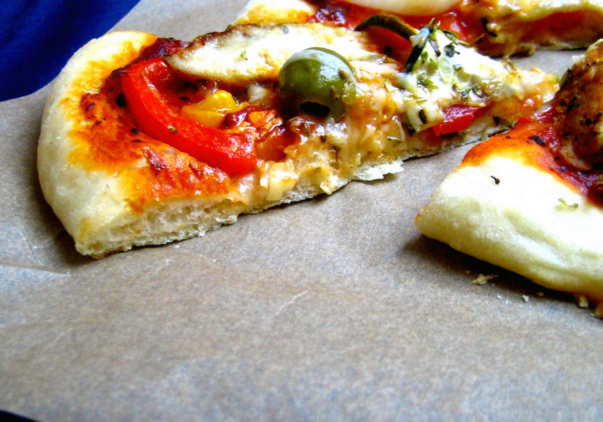 Farmerska pizza z pikantnym kurczakiem, cukinią, kukurydzą, papryką z dodatkiem oliwek foto