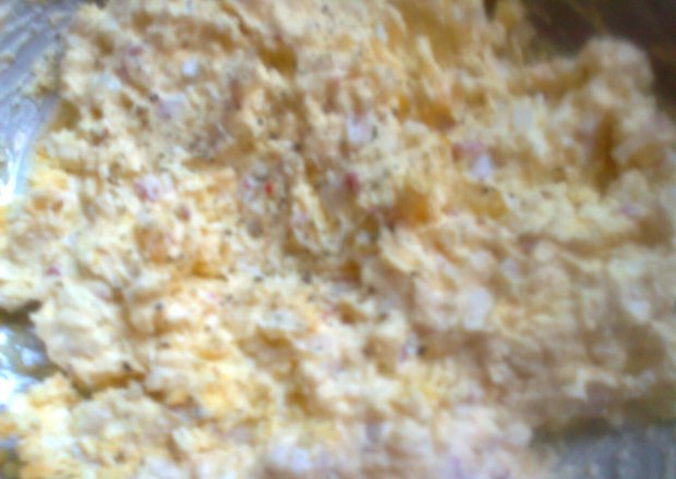 Fotografia przedstawiająca farsz do jajek - serowo-rzodkiewkowy