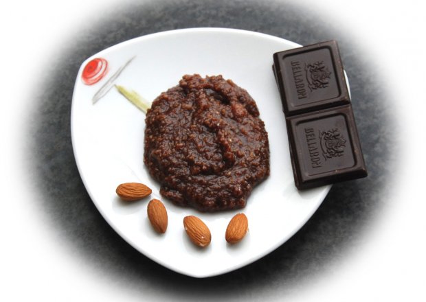 Fotografia przedstawiająca Farsz migdałowo-czekoladowy
