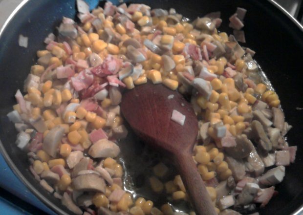 Fotografia przedstawiająca Farsz pieczarkowo - kukurydziany do naleśników