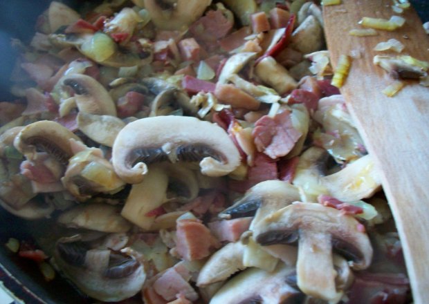 Fotografia przedstawiająca farsz pieczarkowy  z kiełbaską i szynkę