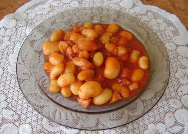 Fotografia przedstawiająca Fasola w sosie pomidorowym na słodko-kwaśno.