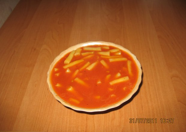 Fotografia przedstawiająca fasola z boczkiem w sosie pomidorowym