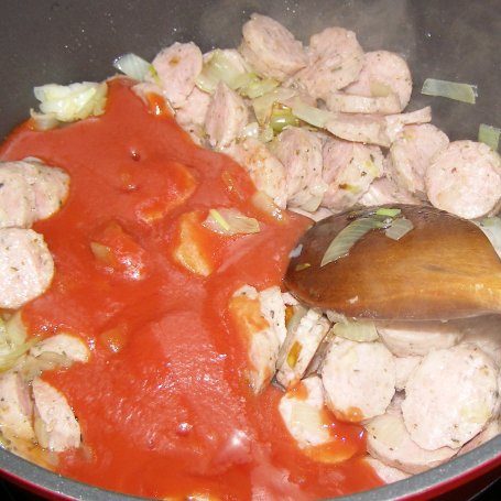 Krok 2 - fasolka jasiek z białą kiełbasą w pomidorach... foto