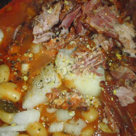 Krok 4 - Fasolka po bretońsku na wędzonych żeberkach foto