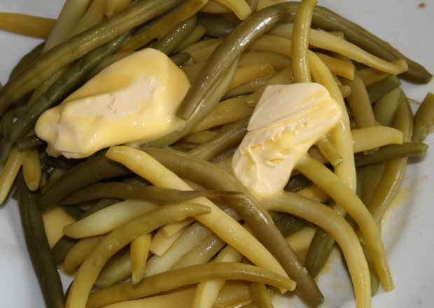 Fotografia przedstawiająca Fasolka szparagowa podana z masłem