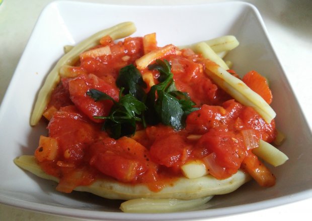 Fotografia przedstawiająca Fasolka szparagowa w pomidorach na ciepło