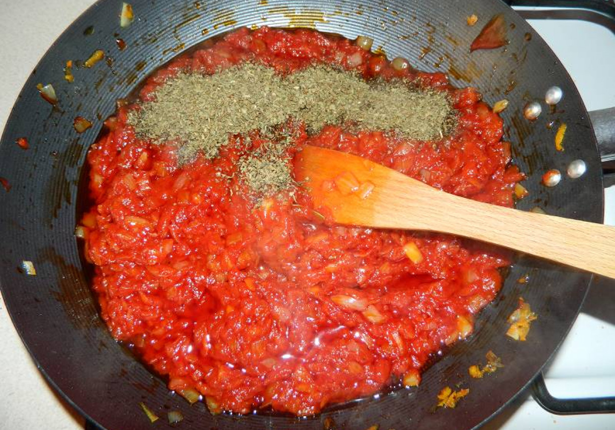 Fasolka szparagowa w pomidorowej zalewie do słoiczków. foto