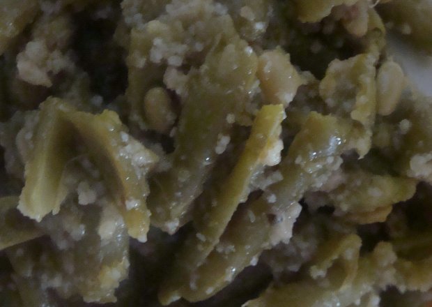 Fotografia przedstawiająca fasolka szparagowa z bulką tart ą do obiadu
