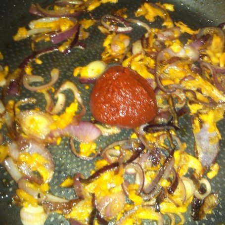 Krok 4 - Fasolka szparagowa z czerwoną cebulą i marchewką foto