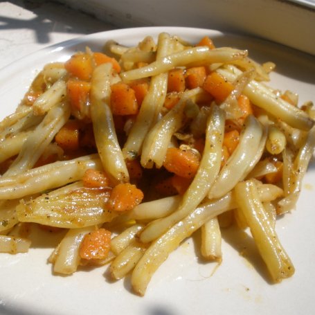 Krok 4 - Fasolka szparagowa z marchewką i cebulką foto