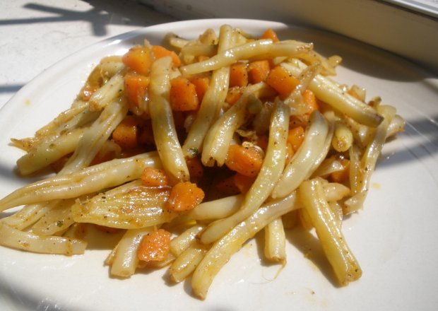 Fotografia przedstawiająca Fasolka szparagowa z marchewką i cebulką