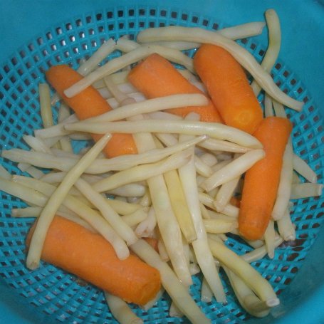 Krok 1 - Fasolka szparagowa z marchewką i cebulką foto