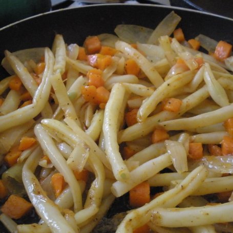 Krok 3 - Fasolka szparagowa z marchewką i cebulką foto