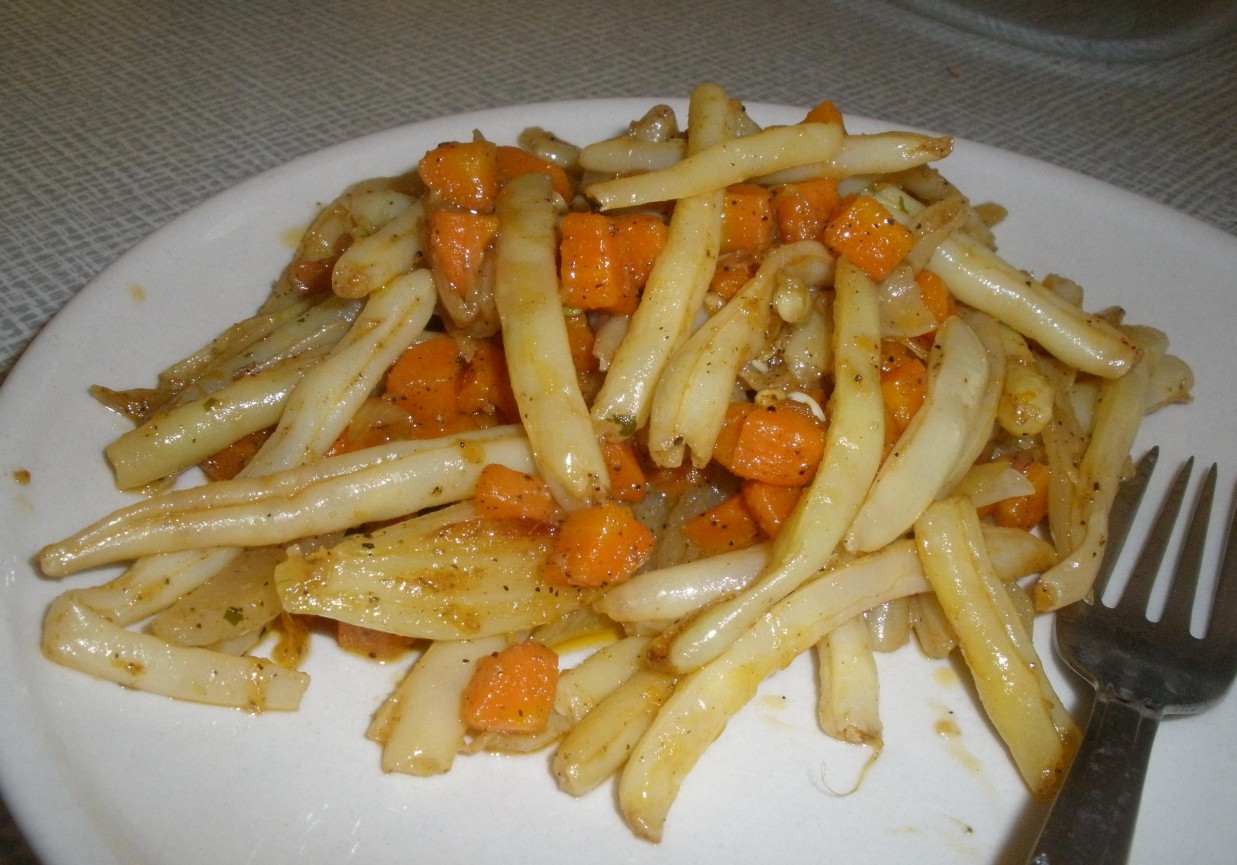 Fasolka szparagowa z marchewką i cebulką foto