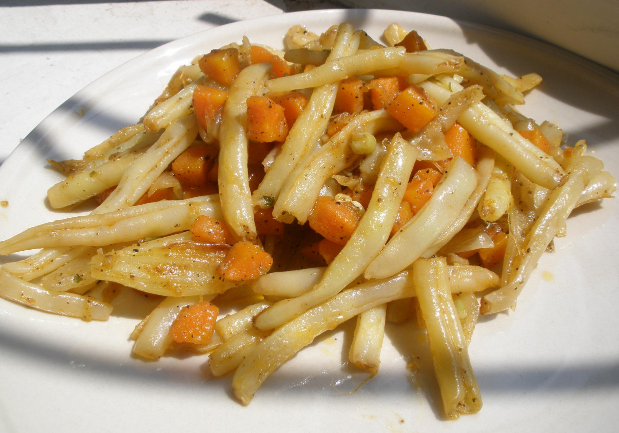 Fasolka szparagowa z marchewką i cebulką foto
