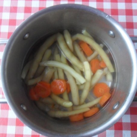 Krok 1 - Fasolka szparagowa z marchewką i cukinią foto