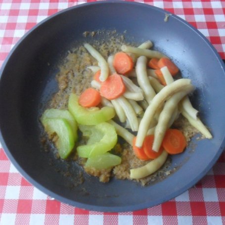 Krok 3 - Fasolka szparagowa z marchewką i cukinią foto