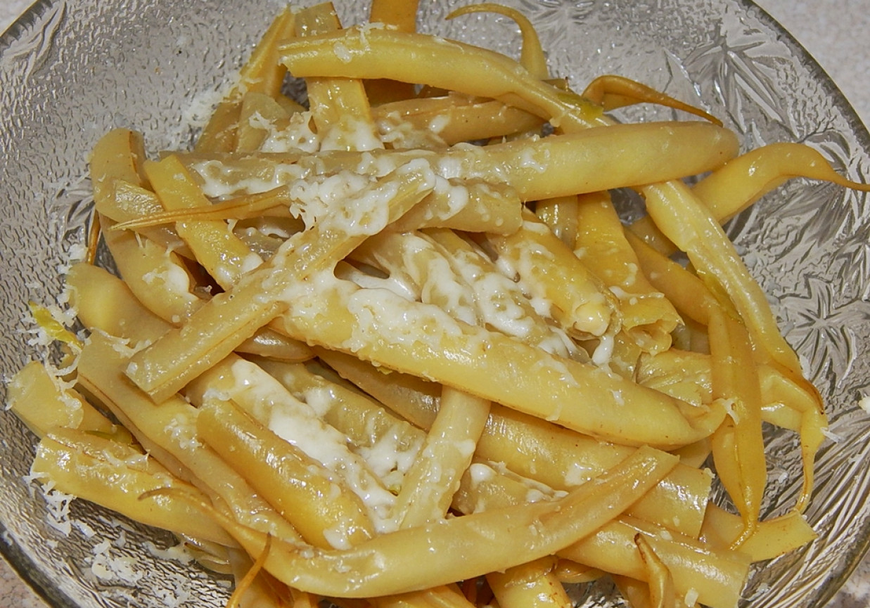 Fasolka szparagowa z masłem, czosnkiem i owczym serem pecorino foto