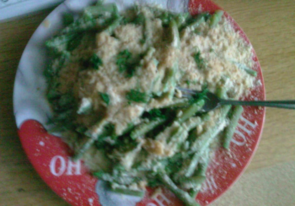 Fasolka szparagowa z masłem i bułką tarta foto