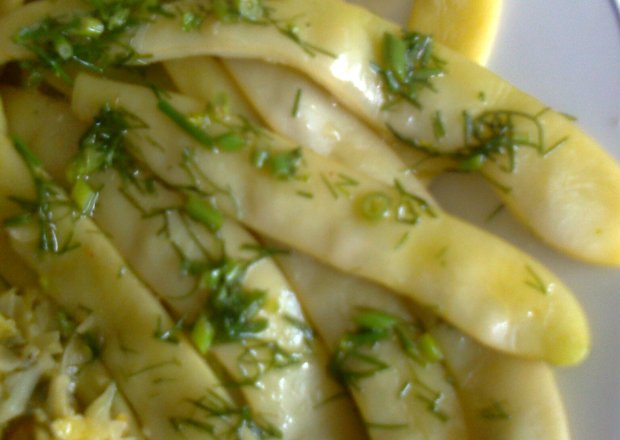 Fotografia przedstawiająca Fasolka szparagowa z masłem i koperkiem