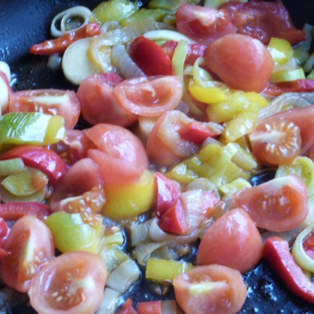 Krok 2 - Fasolka szparagowa z papryką i pomidorami foto
