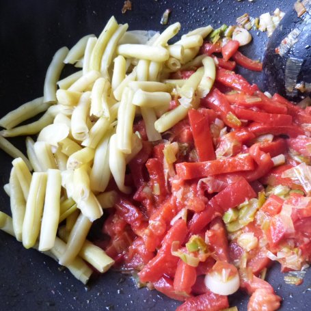 Krok 5 - Fasolka szparagowa z papryką i pomidorami  foto