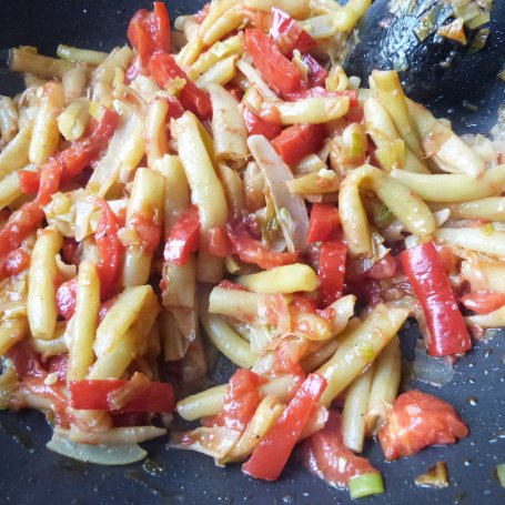 Krok 7 - Fasolka szparagowa z papryką i pomidorami  foto