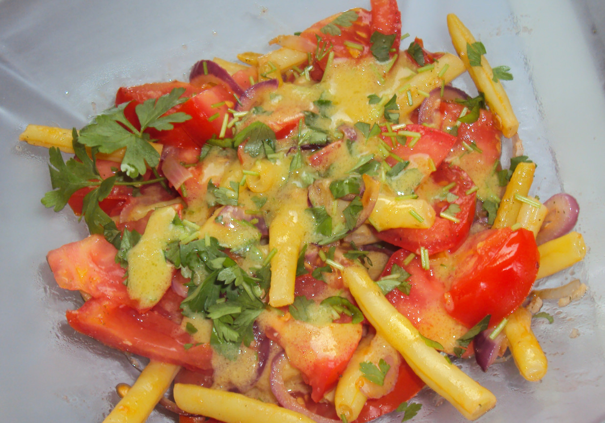 Fasolka szparagowa z pomidorami i natką pietruszki foto