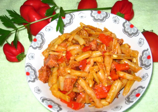 Fotografia przedstawiająca Fasolka szparagowa z pomidorami,papryką i kiełbasą.