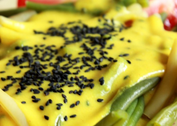 Fotografia przedstawiająca Fasolka szparagowa z sosem z mąki z cieciorki i czarnym sezamem
