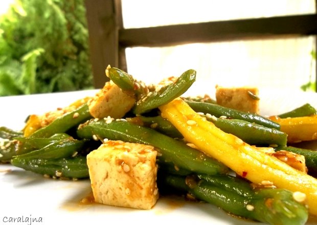 Fotografia przedstawiająca fasolka szparagowa z tofu i sezamem
