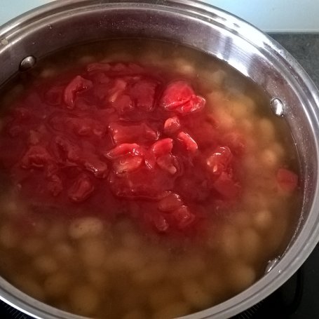 Krok 3 - Fasolka w sosie pomidorowym z selerem naciowym i makaronem foto