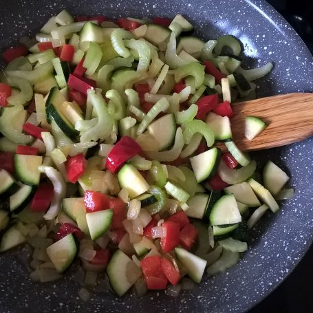 Krok 4 - Fasolka w sosie pomidorowym z selerem naciowym i makaronem foto
