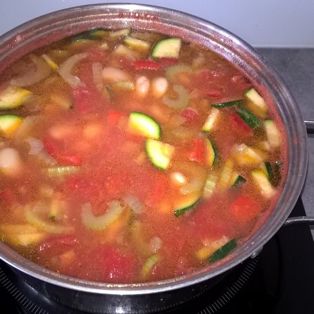 Krok 5 - Fasolka w sosie pomidorowym z selerem naciowym i makaronem foto