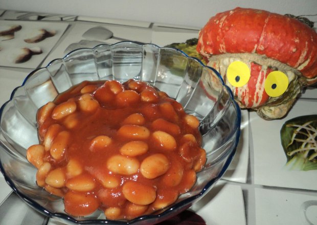 Fotografia przedstawiająca Angielska fasolka w sosie pomidorowym