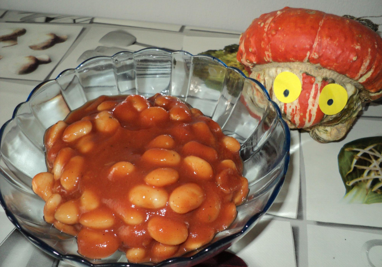 Angielska fasolka w sosie pomidorowym foto