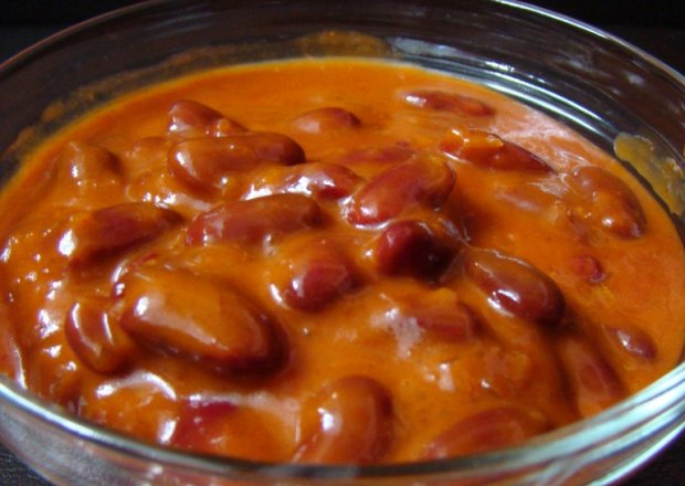 Fotografia przedstawiająca Fasolka z sosie pomidorowym cayenne