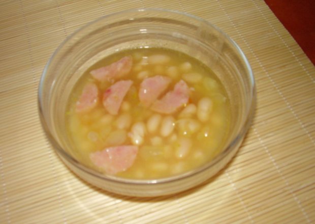Fotografia przedstawiająca Fasolowa zupa z kiełbasą na rosole