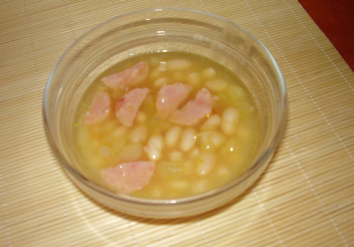 Fasolowa zupa z kiełbasą na rosole foto